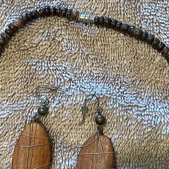 Vintage Wooden lightweight giraffe beaded necklace and earring set - Picture 4 of 6